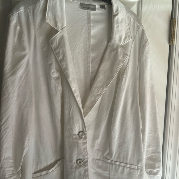 White Button-up Suit Jacket - Picture 4 of 9